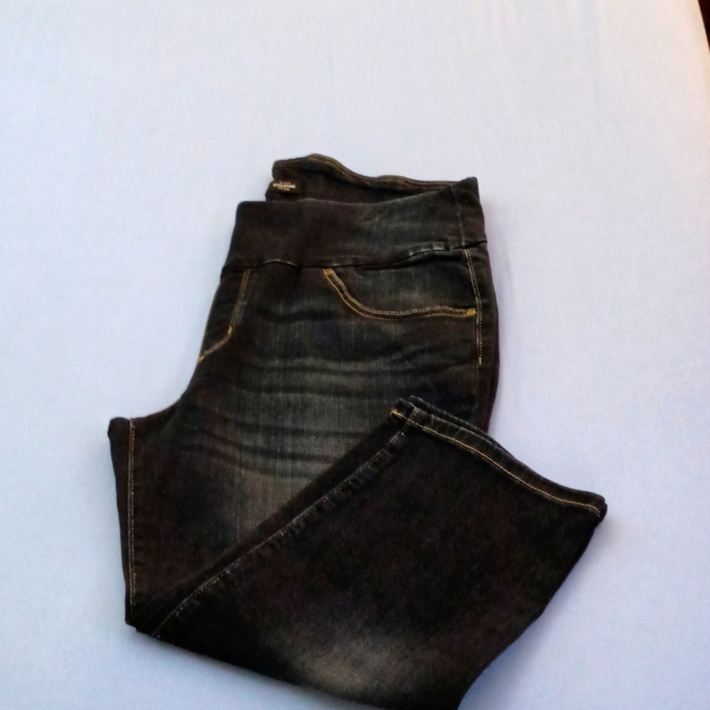 Lee's Sculpting Mid Rise Capri Jeans